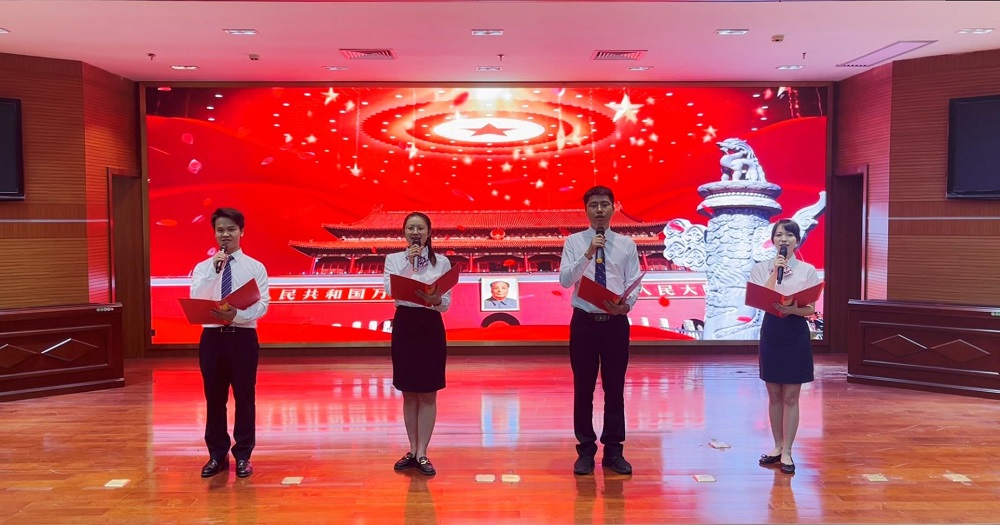1665708345155899.jpg 06 崇左市小微担党支部党员代表诵读红色经典篇目.jpg
