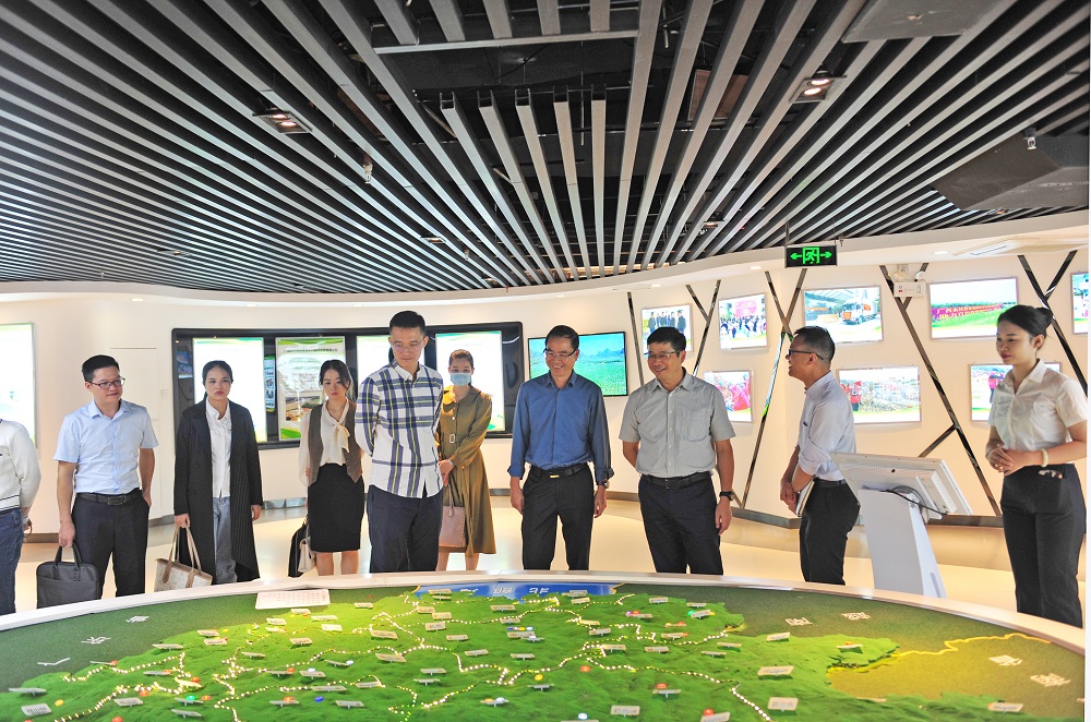 1667956380117604.jpg 01参观广西农投集团党建、廉政宣传阵地.JPG