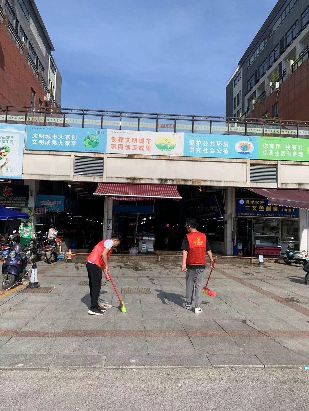 1690273547174118.jpg 党员在清扫烟头照片.jpg