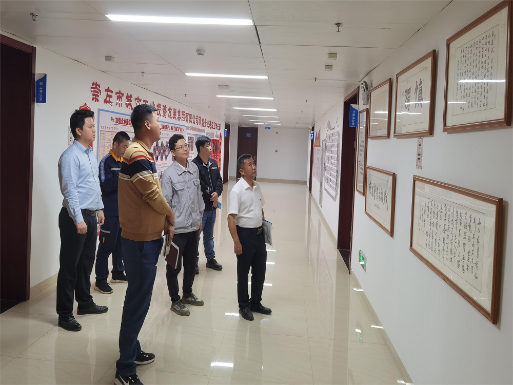 1702035687572932.jpg 参观廉政文化长廊.jpg