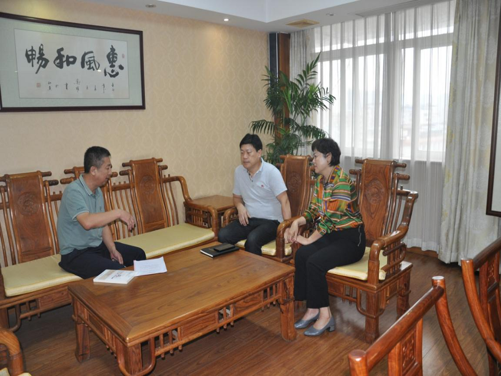1702974637862436.png 10月27日,公司吴力强董事长对廖宏兵副总经理及其家属开展廉政家访。.png