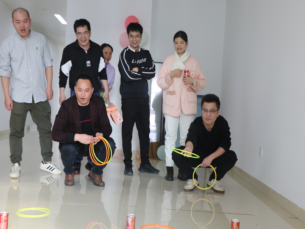 1707006836605126.jpg 精彩套圈领物资活动.JPG
