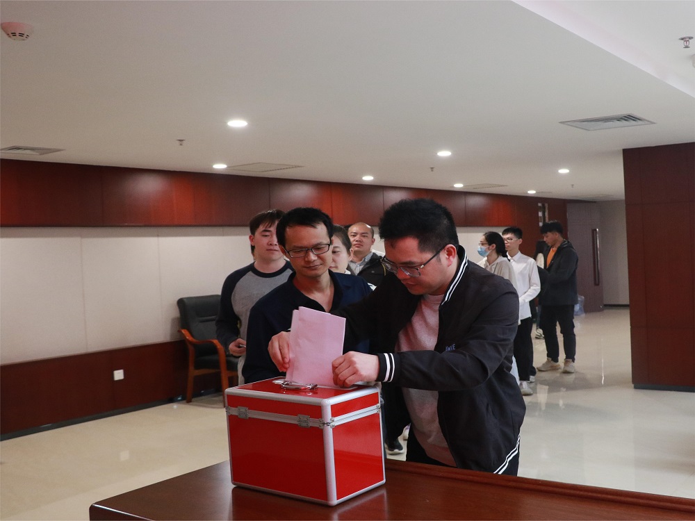 1708419629206075.jpg 集团干部职工积极参与民主投票评选.JPG