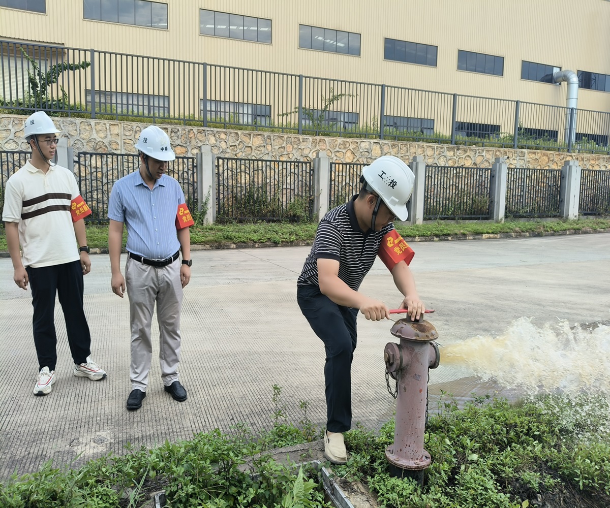 1729237678927453.jpg 03 工投党员先锋下沉一线 积极防范应对台风“摩羯”.jpg