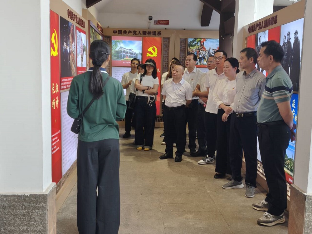 1745566704141660.jpg 党员、干部职工在南宁市共产党人精神谱系主题园内参观.jpg