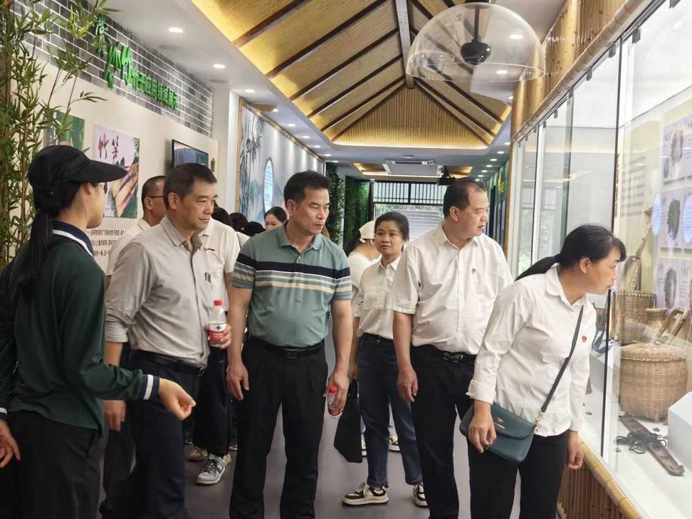 1745566803573823.jpg 党员、干部职工在南宁市J9官方直营是什么主题园内参观.jpg